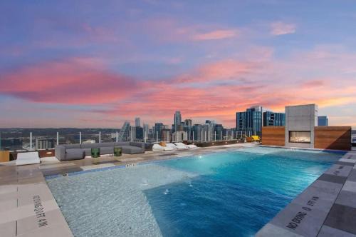 Rainey Street Historic District Casa | Luxury 2BR Rooftop Pool Austin by Barclé