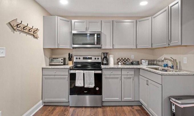 Bowling Green Casa | Luxury 2BR Townhouse near WKU & Mammoth Cave!