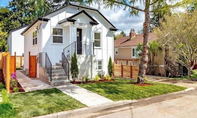 Crown Hill Casa | Luxury 2br1ba w/ Hot tub, patio, crib & vanity
