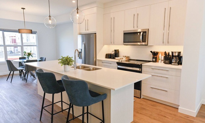 Chestermere Casa | LUXURY 3 BDRM 2.5 BATH TOWNHOME IN CHESTERMERE