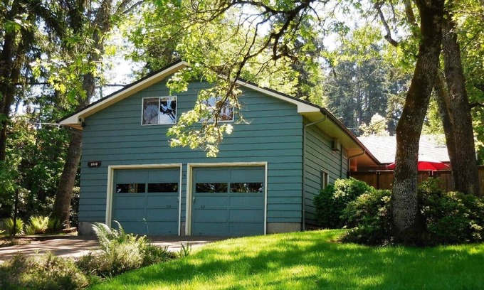 Friendly Casa | Luxury 3-bed 2-bath forest home in the city - 2.5 miles to UofO & Hayward Field