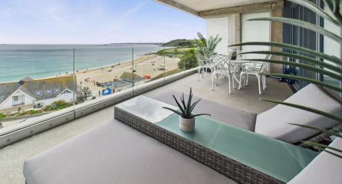 Maenporth Apartamento | Luxury 3-bed apartment, with direct beach access, free parking & sea views !