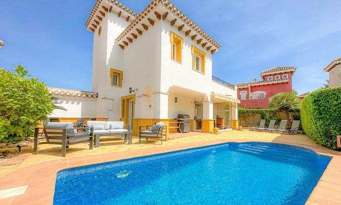 Torre-Pacheco Casa | Luxury 3 Bed front line Villa, Villa con Vista, 2 minute walk to 5 star Hotel!