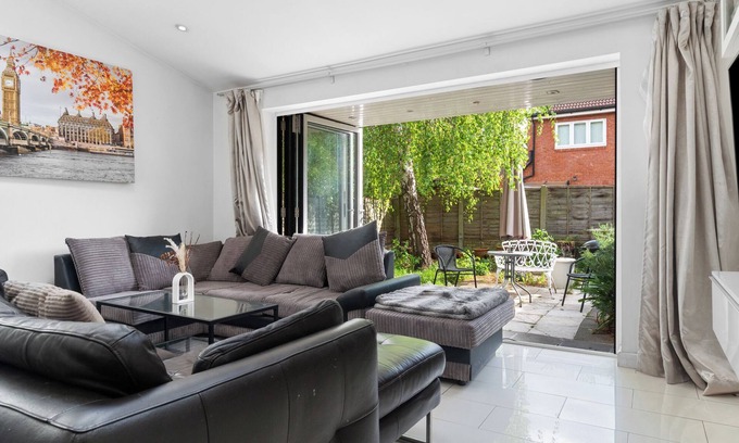 South Bermondsey Casa | Luxury 3 Bed Shard View House! Private parking,Garden, on Door step of the city!