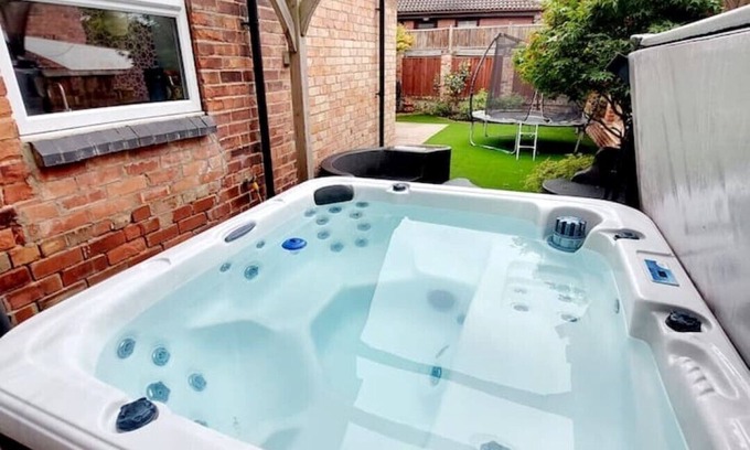 West Bridgford Casa | Luxury 3-bedroom Family Home With hot tub