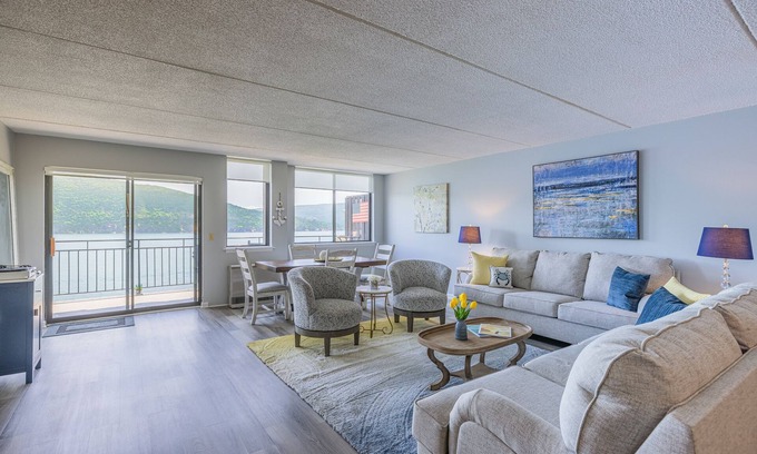 Holcomb Condominio | Luxury 3 bedroom 1.5 bath Condo on Magnificent Canandaigua Lake. Sleeps 6.