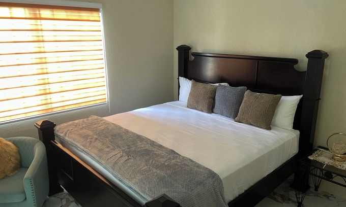Saint Andrew Apartamento | Luxury 3-bedroom apartment with pool overlooking the vibrant city of Kingston.