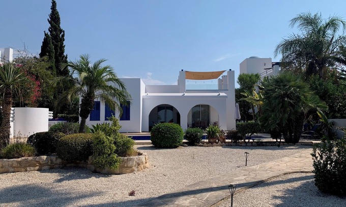 Latchi Villa | Villa de playa de lujo de tres dormitorios con piscina climatizada