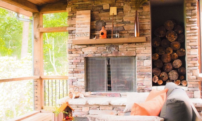Brevard Cabina | Luxury 3-bedroom cabin in Brevard with Mountain View’s, creek and waterfalls
