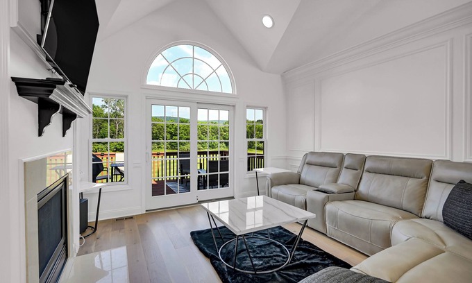 Hamburg Casa | Luxury 3 Bedroom Home at Crystal Springs