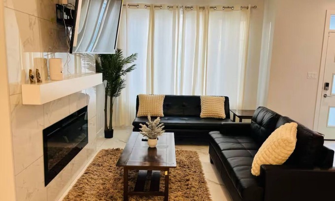 Southwest Edmonton Casa | Luxury 3 Bedroom Home | Fireplace | 84” Pool Table| Air Conditioning| Garage