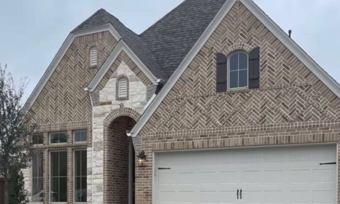 Iowa Colony Casa | Luxury 3-bedroom home with lake trails &fitness &open space in tranquil Manvel.