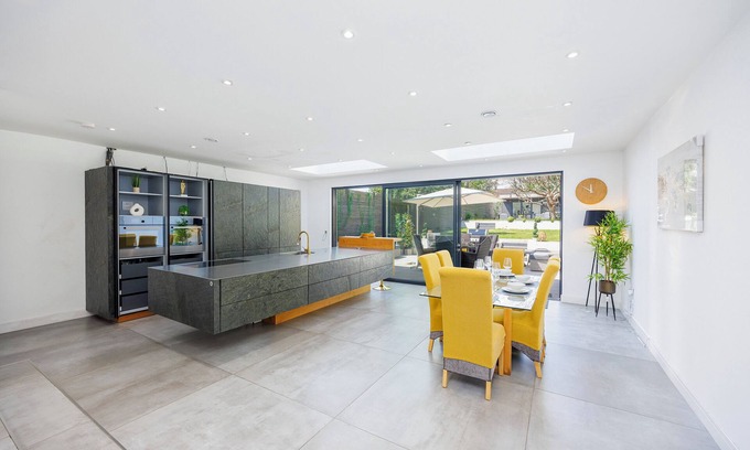 St Albans Casa | Luxury 3-Bedroom House, Outhouse & Large Garden