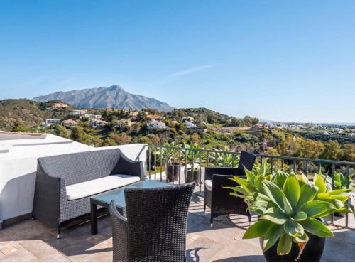 Benahavis Casa | LUXURY 3 BEDROOM HOUSE AT LA QUINTA GOLF COURSE OCEAN and MOUNTAIN VIEW