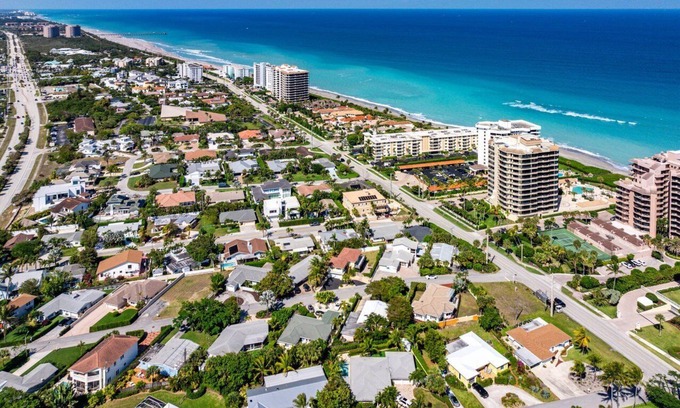 Juno Beach Casa | Luxury 3 Bedroom Private Home Walk to Beach