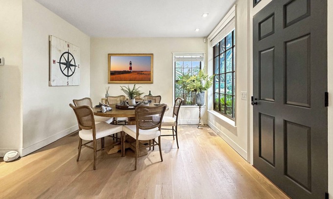 Siasconset Condominio | Luxury 3-Bedroom Residence in Sconset Village. Steps to Beach and Bluff Walk.