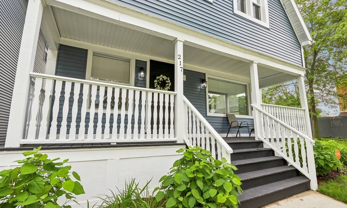 Brewers Hill Casa | Luxury 3-bedroom retreat with Hot Tub! I Steps away from downtown MKE I Sleeps 8