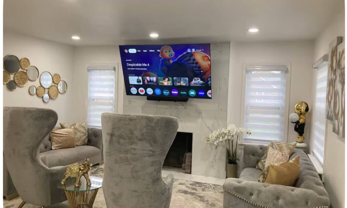 Detroit Casa | Luxury 3-bedroom Smart Home with jetted tub