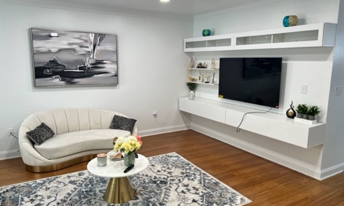 Owings Mills Casa | Luxury 3 Bedroom Town Home w/ Patio and Grill, 2 Car parking