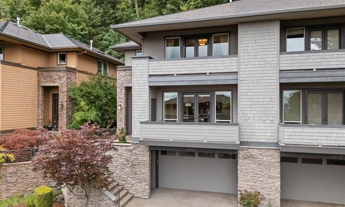 Northwest Portland Casa | LUXURY 3-bedroom townhome with office / WiFi, AC in fabulous Portland