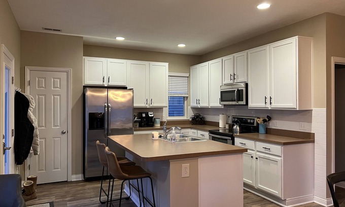 Grove City Casa | LUXURY 3 BEDROOM W/ PRIVAT OFFICE!