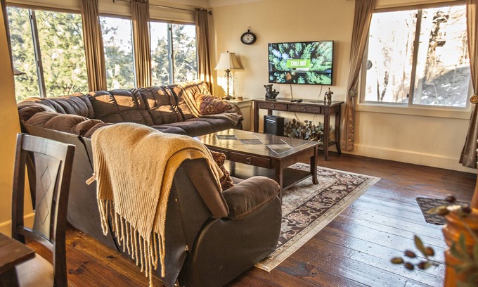 Vernon Condominio | Condominio de lujo de 3 dormitorios y 2 baños con ducha de vapor Ski Golf Relax