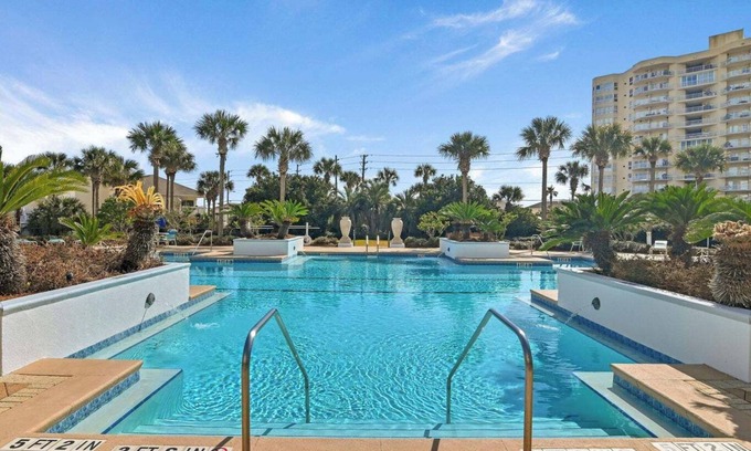 Holiday Isle Condominio | Luxury 3 BR Condo in Destin Harbor with amazing views! Beautiful pool