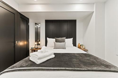 Leamington Casa | Luxury 3 level, 3 Bedroom 171-10 Condos