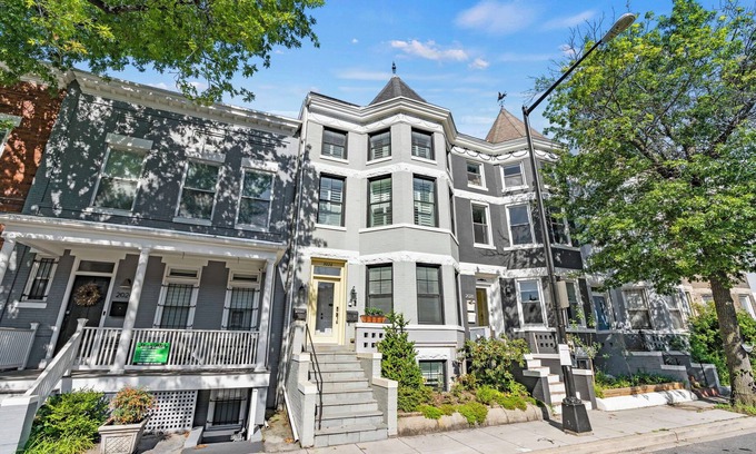 Bloomingdale Apartamento | Luxury 3-level 3BR with roof deck, balcony, garage