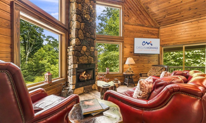 Maggie Valley Cabina | Wilderness Ridge: cabina espaciosa con vistas, bañera de hidromasaje, sala de juegos, entretenimiento al aire libre y mucho más.