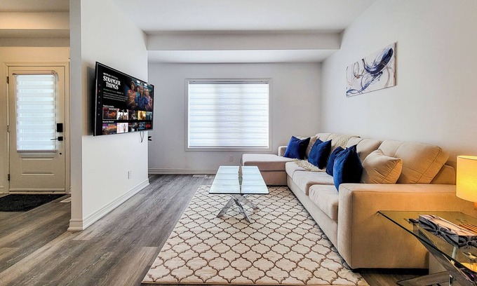 Niagara Falls Casa | Luxury 3BDR Retreat in the Heart of Niagara Falls - SLEEPS 8 + Free Parking