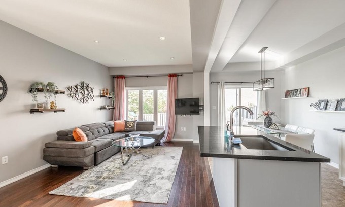 Stoney Creek Apartamento | Luxury 3BR 2BA Townhome with Private HOT TUB, Gym, BBQ by GLOBALSTAY