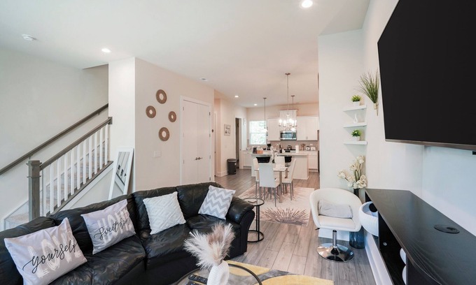 Charlotte Casa | Luxury 3BR & 3BA townhouse 5 Mins to BOA, Spectrum & Uptown Fam & Biz Ready