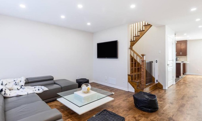 L'Ile-Bizard Casa | Luxury 3BR 7gst free park Pet friendly Longtime