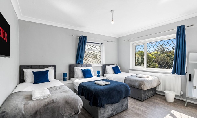 Woodingdean Casa | Luxury 4BR Brighton Home near South Downs, Sea Views, Pool & Free 4-Car Parking