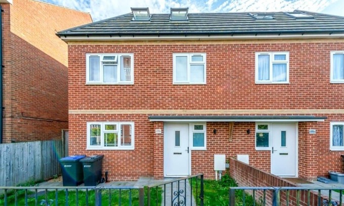 Petham Casa | Luxury 3BR Home, Chartham, Parking &Hot Tub