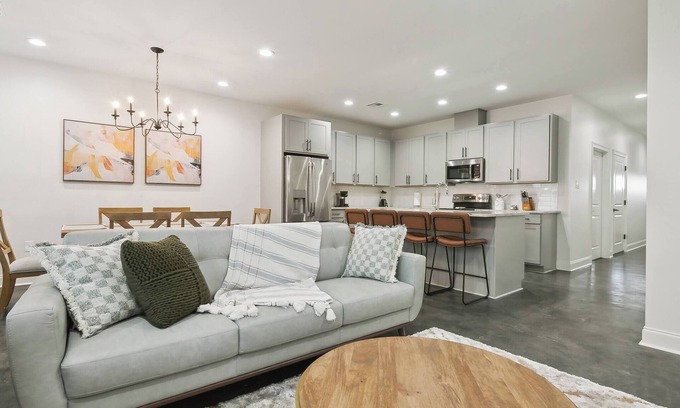Braithwaite Casa | Luxury 3BR – Near LNG & NOLA