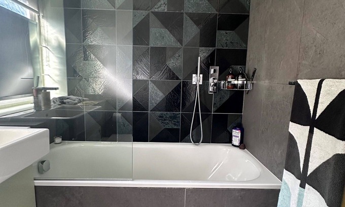 Cricklewood Casa | Luxury | 3x King Beds | Garden | Free Parking | Air Con