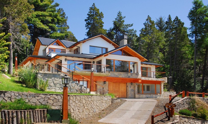San Carlos de Bariloche Casa | Luxury 4 Bedroom House with Hot Tub HV6