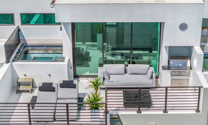 Eastern Shores Casa | Luxury 4 BD Townhome Near Bal Harbour