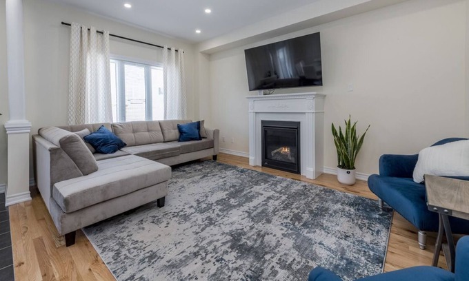 Innisfil Casa | *Luxury* 4 Bdrm Home w/5 Bath & Fast Internet