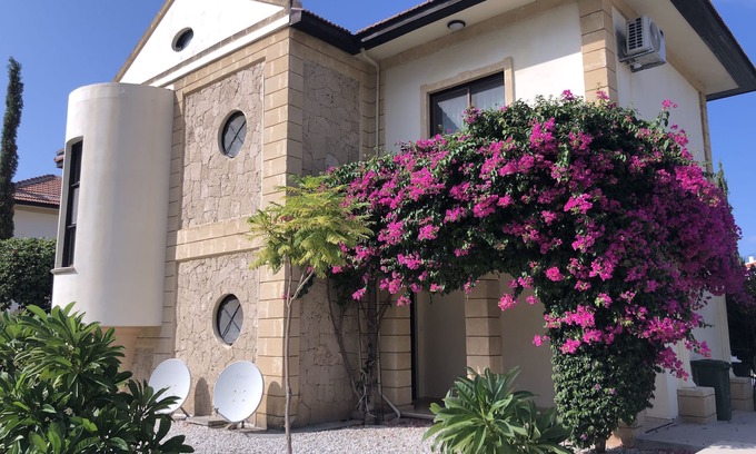 Kyrenia District Casa | Lujosa villa mediterránea de 4 dormitorios y 3 baños en Lapta a minutos del mar