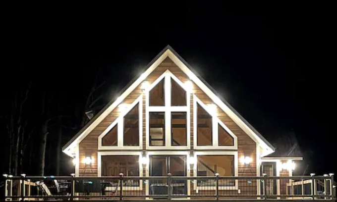 Boyne Falls Cabina | Luxury 4 bedroom Cabin on 40 Acres Ski-Hike
