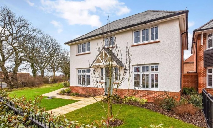 Waterlooville Casa | Luxury 4 Bedroom Detached House