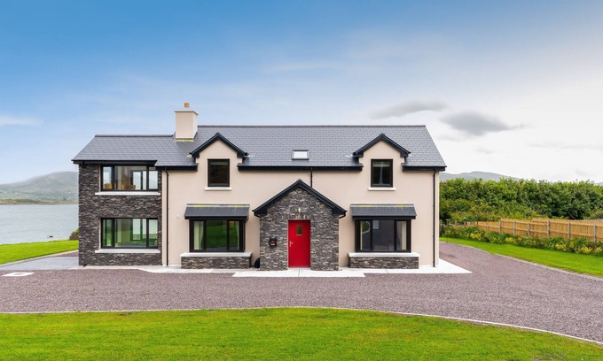 Knightstown Casa | Luxury 4 bedroom holiday home overlooking the sea on Valentia Island