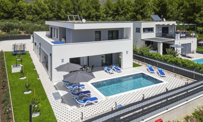 Stankovici Villa | Luxury 4-bedrooms Villa MI with Pool