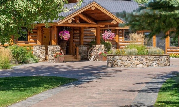 Jackson Hole Casa | Luxury 4-bedroom house and 2 bedroom Guest House in awesome Jackson, WY.