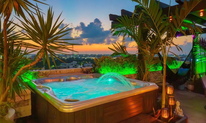 Downtown Cancun Apartamento | Luxury 4 Bedroom Penthouse with Private Jacuzzi steps from hotel zone