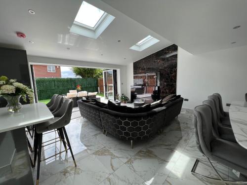 Oldbury Casa | Luxury 4 bedroom Retreat; with hot tub & parking