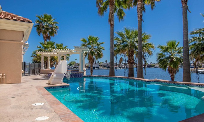 Discovery Bay Casa | Lujo 4 habitaciones 3. Casa de 5 baños con piscina y spa en Discovery Bay Delta